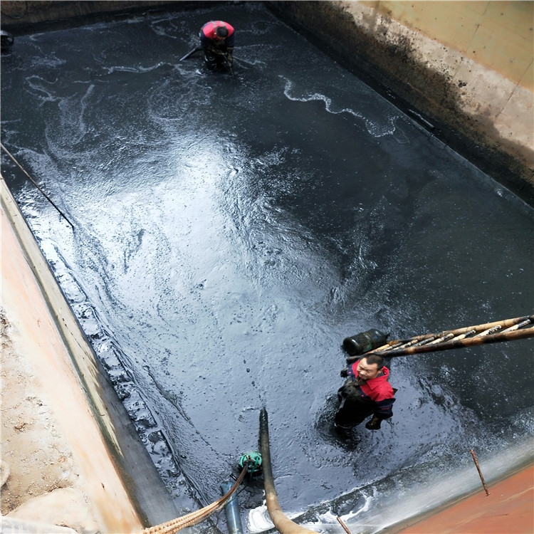 青湖路街道废水池清理