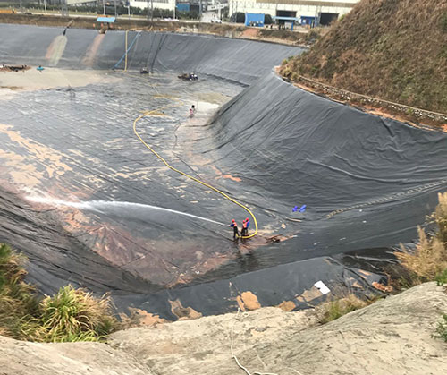 青湖路街道废水池清理
