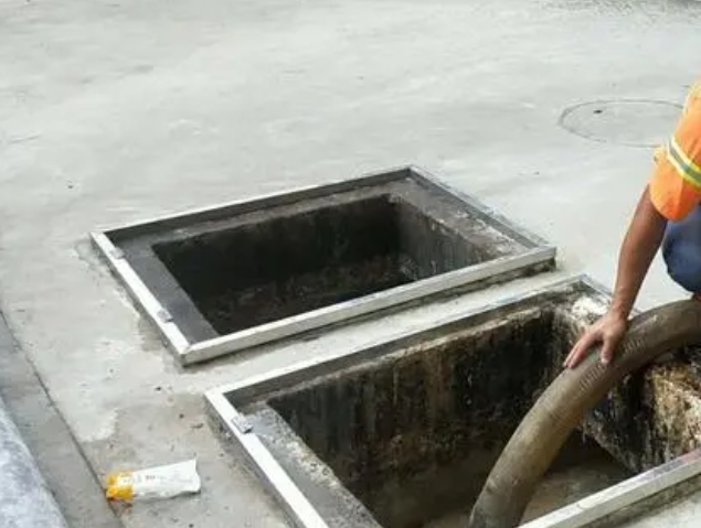 青湖路街道化粪池清理