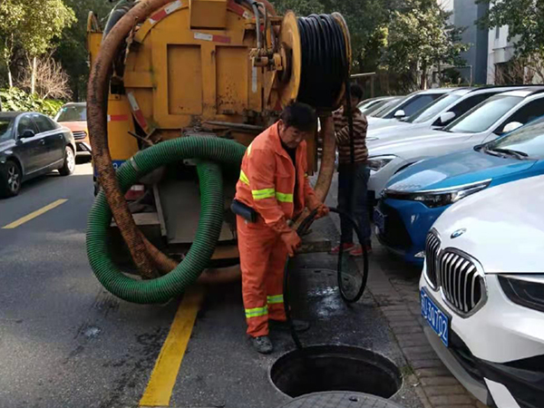 青湖路街道排污管道清淤