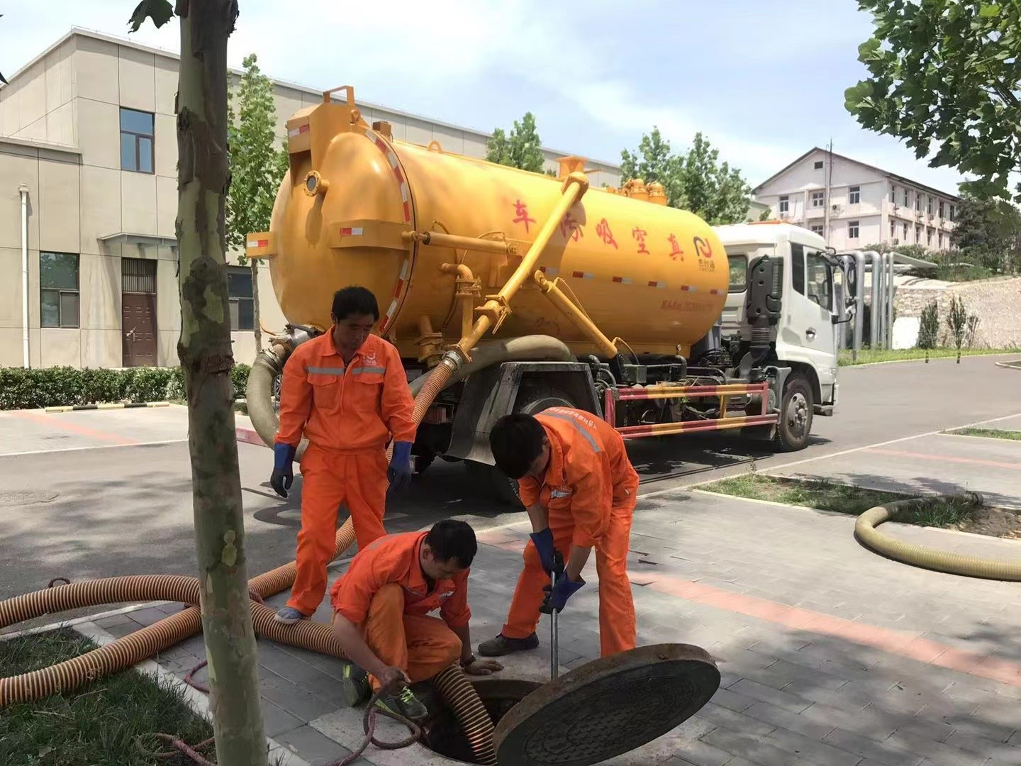 青湖路街道管道疏通车停在窨井附近