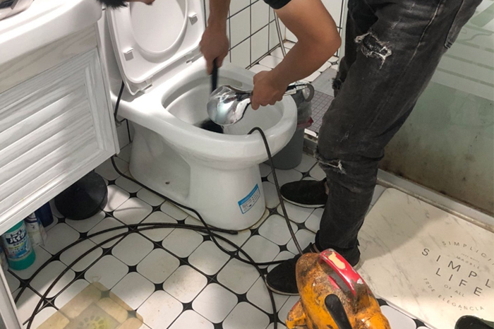 青湖路街道马桶堵塞自己疏通还是找师傅?专业上门服务让你省时更省心