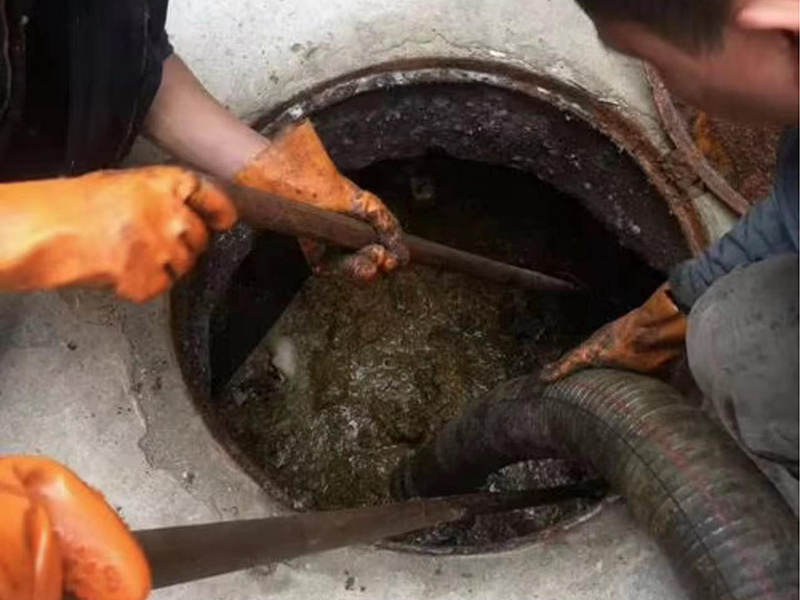 青湖路街道清理化粪池时如何避免沼气的危害?